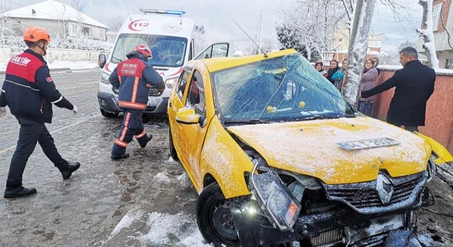 Taksi, elektrik direğine çarptı: 4 yaralı