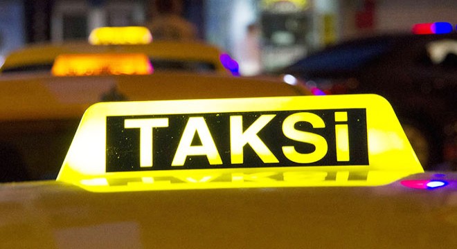 Taksi şoförü kadını yerde sürükleyerek darbetti