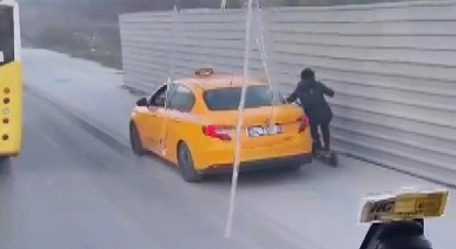 Taksici kaldırımdaki skuterli kadına çarptı