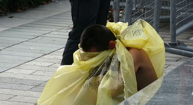 Taksim Meydanı'nda çıplak kadın şoku
