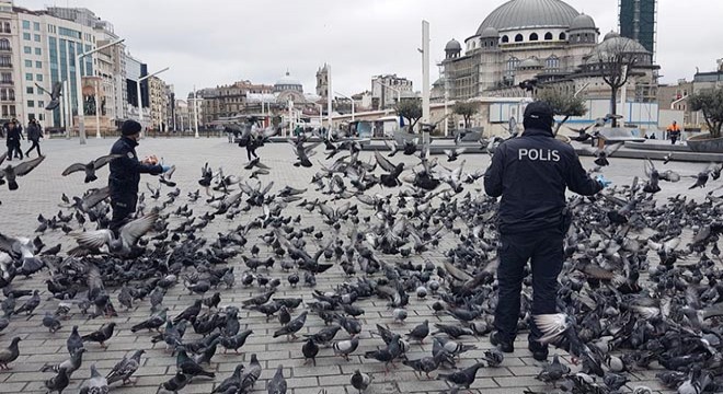 Taksim'de aç kalan güvercinleri polisler besledi