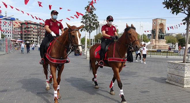Taksim'de atlı polislerden koronavirüs denetimi