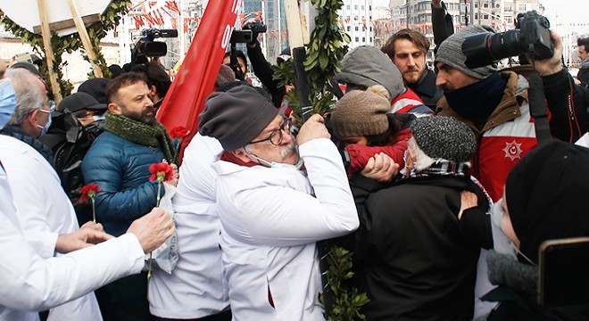 Taksim'de polisle doktorlar arasında arbede