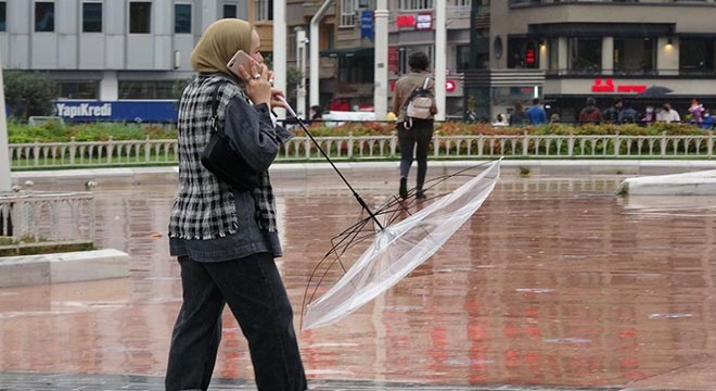 Taksim'de şemsiyelilerin zor anları