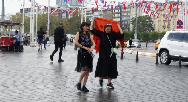 Taksim'de yağmur