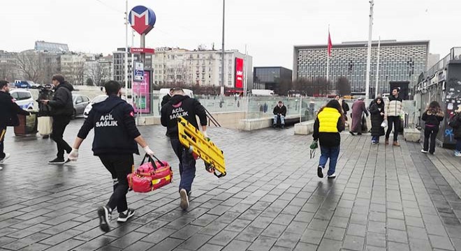 Taksim metrosunda yolcu raylara düştü