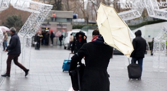 Taksim Meydanı nda şemsiyelilerin zor anları