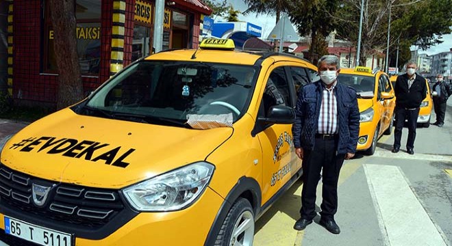 Taksinin çevresine 'evde kal' yazıp, kitap dağıttı