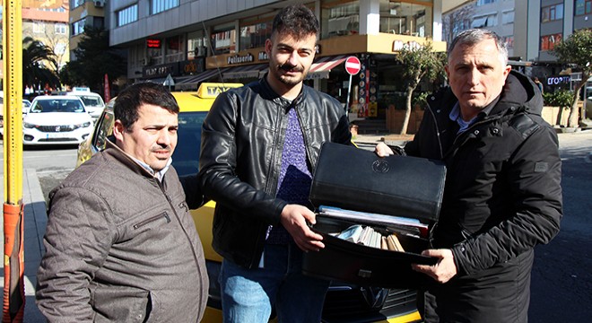 Taksisinde unutulan 70 bin lirayı sahibine teslim etti