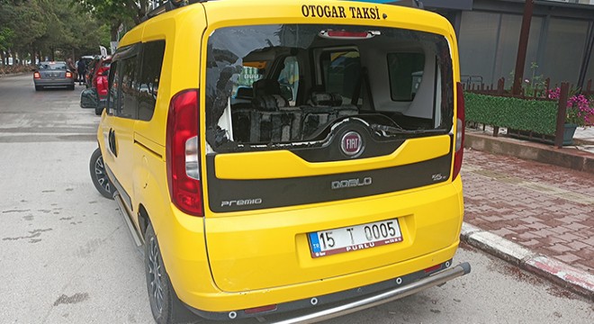 Taksiyle çarpışan motosikletteki 2 kişi yaralandı
