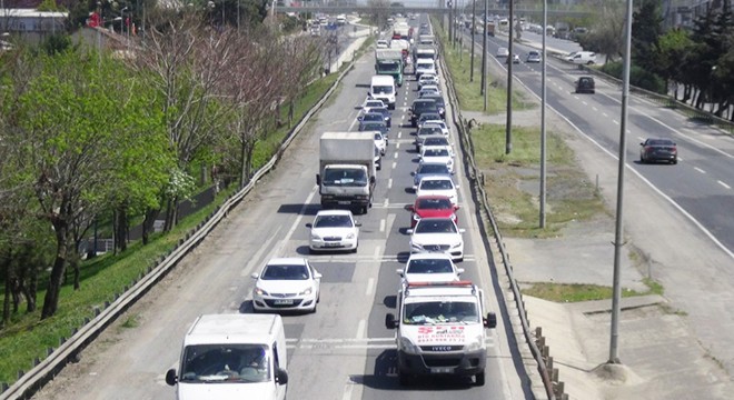 Tam kapanma öncesi trafikte uzun araç kuyrukları oluştu