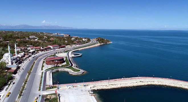 Tam kapanmanın ilk gününde Van Gölü sahili boş kaldı