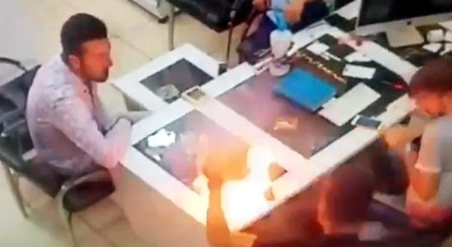 Tamir edilen cep telefonunun patlama anı kamerada