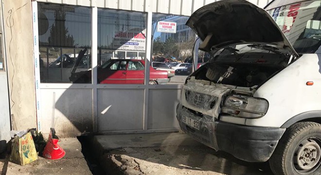Tamir ettiği midibüsle kapı arasına sıkışan usta yaralandı