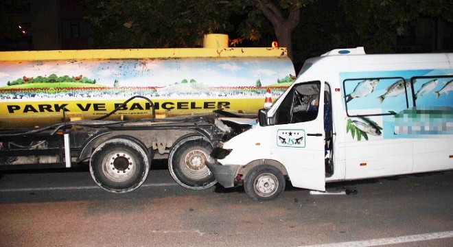 Tankere çarpan minibüsün sürücüsü kaçtı
