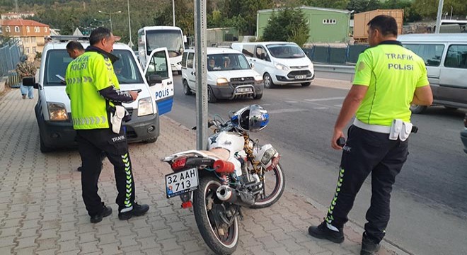 Tansiyonu düşen motosikletli bariyere çarptı