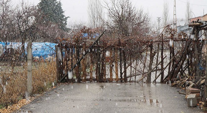 Tapulu arazisinden geçen yolu ulaşıma kapattı