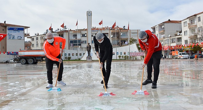 Taraftarlar Şehitler Anıtı'nı dezenfekte etti
