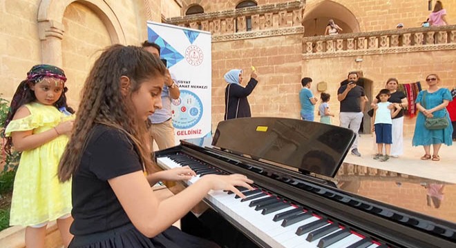 Tarih konakta 12 yaşındaki Arin'den piyano resitali