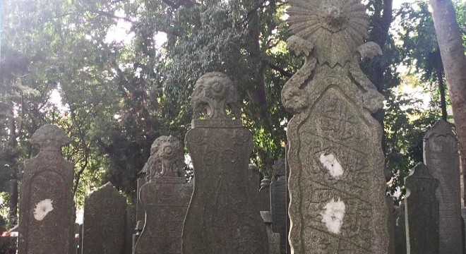 Tarihi Eyüpsultan Mezarlığı'nda mezar taşlarında mermi izi şüphesi