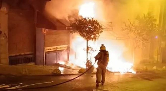 Tarihi Gueive Han'da yangın; mahsur kalan kişi kurtarıldı
