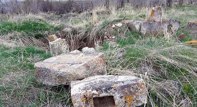 Tarihi Haydar Baba Mezarlığı'nda defineci talanı