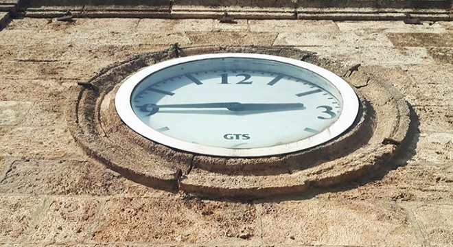 Tarihi Saat Kulesi'nin orijinal saatini çalıp plastiğini takmışlar