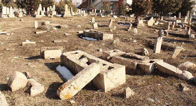Tarihi Sancaktar Mezarlığı'nda mezar taşları depremde kırılmış