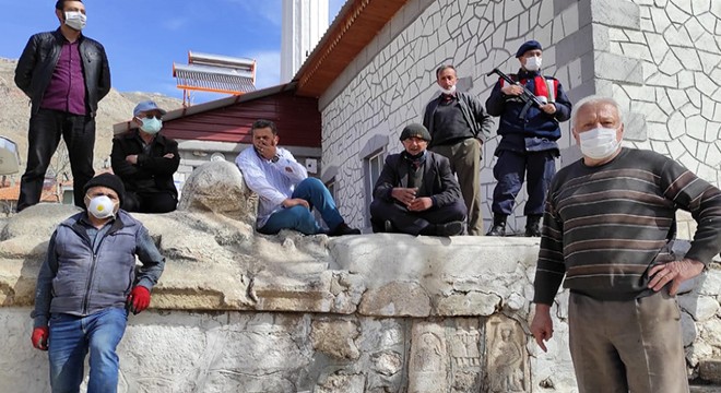 Tarihi eserlerin mahallelerinde kalması için oturma eylemi başlattılar