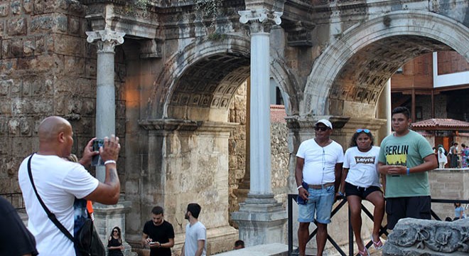 Tarihi fotoğraf stüdyosu, Hadrian Kapısı