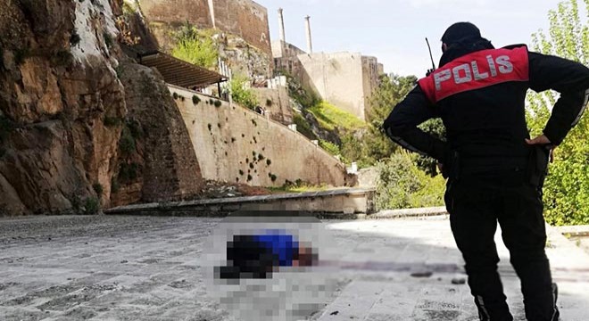 Tarihi kale eteğinde erkek cesedi bulundu