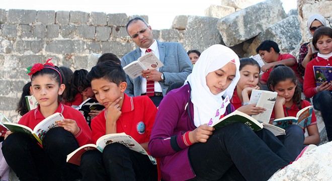 Tarihi kalede kitap okudular