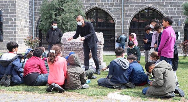 Tarihi mekanlarda simit satıyordu, arkeolog oldu