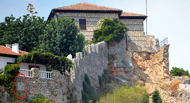 Tarihi surlara açtığı pencereye, taş görünümlü kaplama yaptırmış
