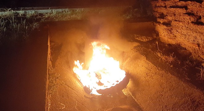 Tarihi surların dibinde lastik yaktılar