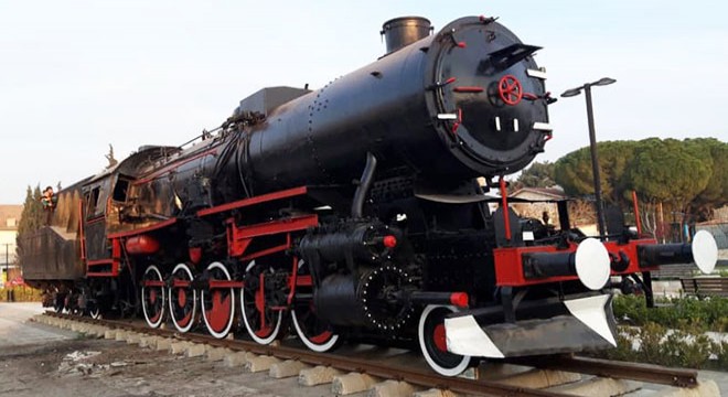 Tarihi buharlı lokomotif Soma da sergileniyor