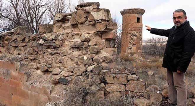 Tarihi camiden geriye minaresi kaldı