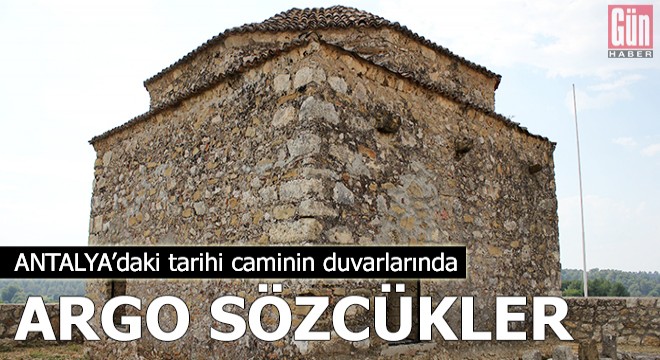 Tarihi caminin duvarlarında argo sözcükler