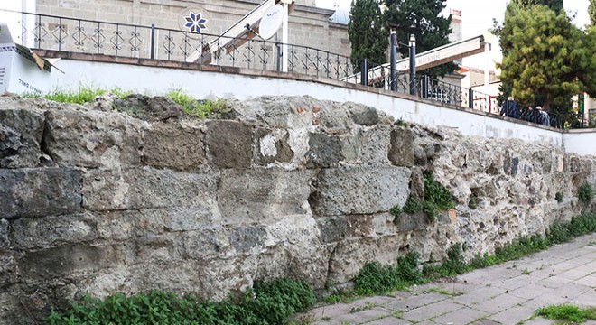 Tarihi kalenin surları zamana dayanamadı