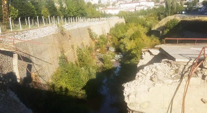 Tarihi köprüde heyelan sonrası çökme