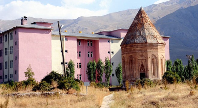 Tarihi yapının siluetini bozan o yurt yıkıldı