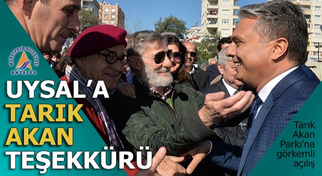 Tarık Akan Parkı açılışında sanatçılardan Ümit Uysal'a teşekkür
