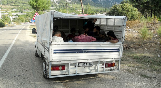 Tarım işçileri kamyonet kasalarında taşındı