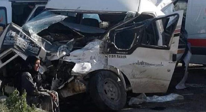 Tarım işçilerini taşıyan minibüs TIR ile çarpıştı: 14 yaralı