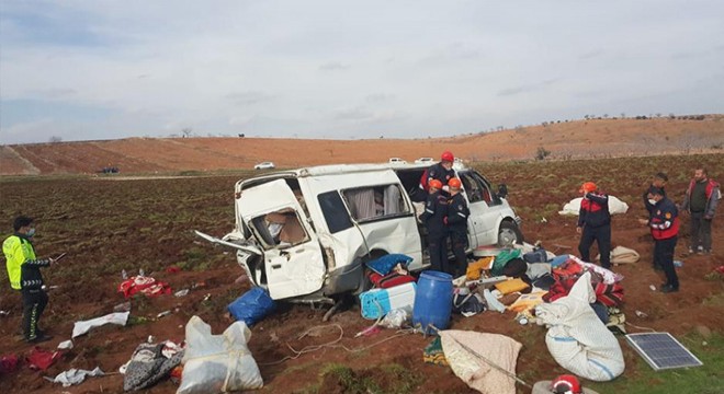 Tarım işçilerini taşıyan minibüs devrildi: 13 yaralı