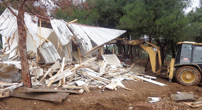 Tarım arazisindeki kaçak barakalar yıkıldı