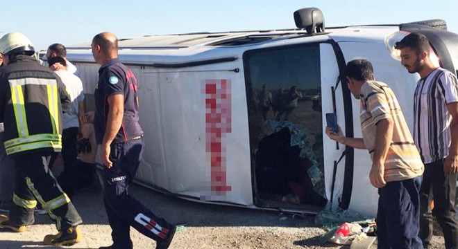 Tarım işçilerini taşıyan minibüs devrildi: 2 ölü, 17 yaralı