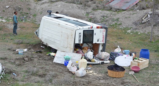 Tarım işçilerini taşıyan minibüs takla attı: 12 yaralı