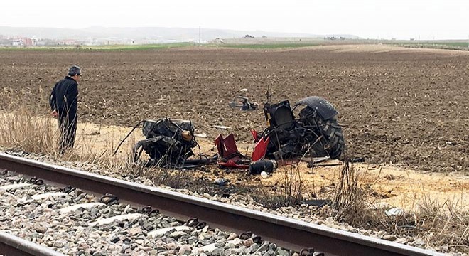 Tarla sürerken raya çıkarılan traktöre tren çarptı