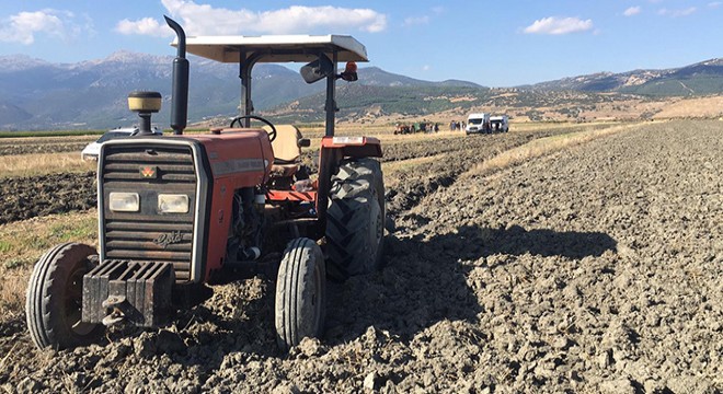 Tarla sürerken düştüğü traktörün altında kaldı